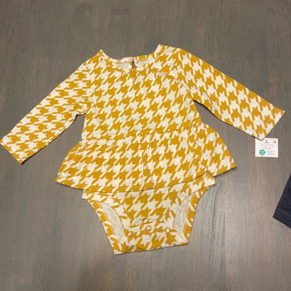 💛 NEW! • Carters • 2 piece outfit | 6 months - Picture 4 of 7
